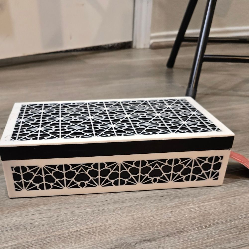 Handcrafted In India Bone & Resin Shiraz Pattern Keepsake Decorative Box - Picture 12 of 12